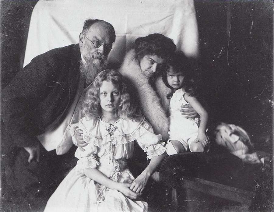 F_v_Lenbach_Selbst_m_Familie_Foto.jpg